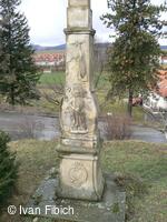 Kamenný kříž pod farou v Bělotíně do roku 2014