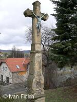 Kamenný kříž pod farou v Bělotíně do roku 2014